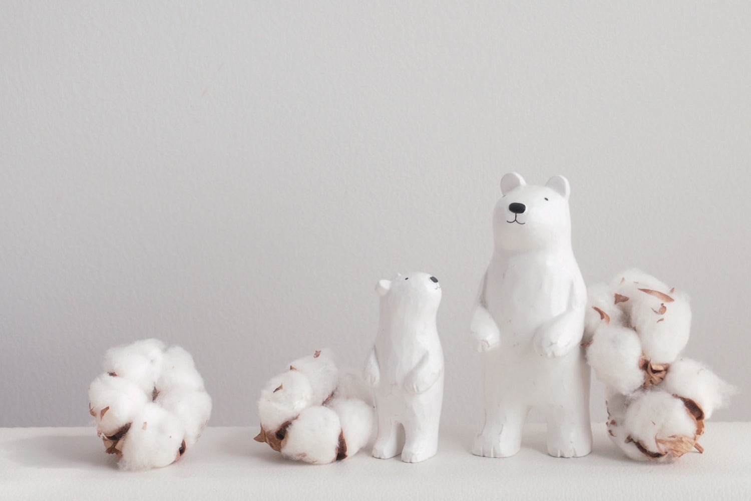 Figurines ours polaires en bois T-LAB entourées de fleurs de coton