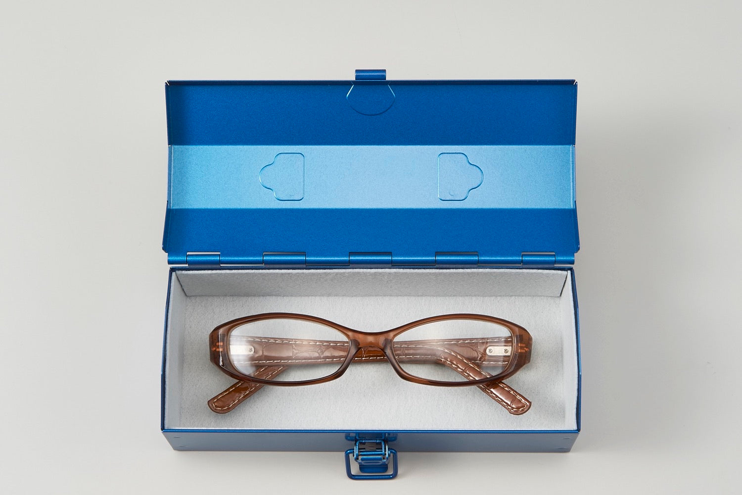 Paire de lunettes rangée dans une petite boîte COBAKO bleue TOYO STEEL