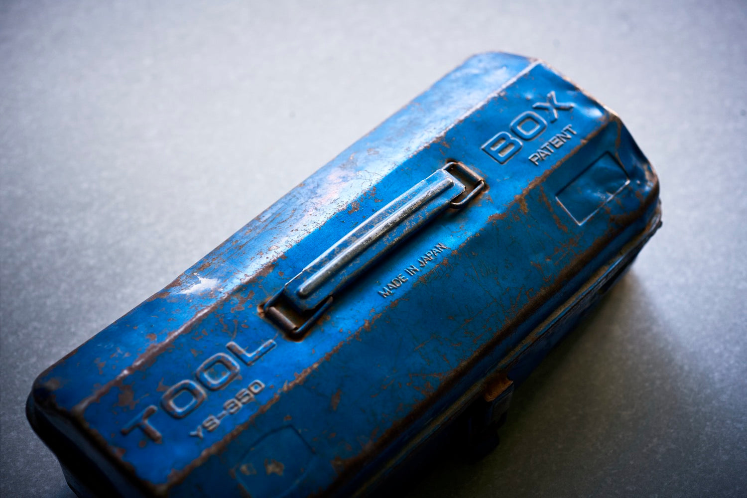 Boîte à outils TOYO STEEL vintage bleue marquée par des années d'atelier