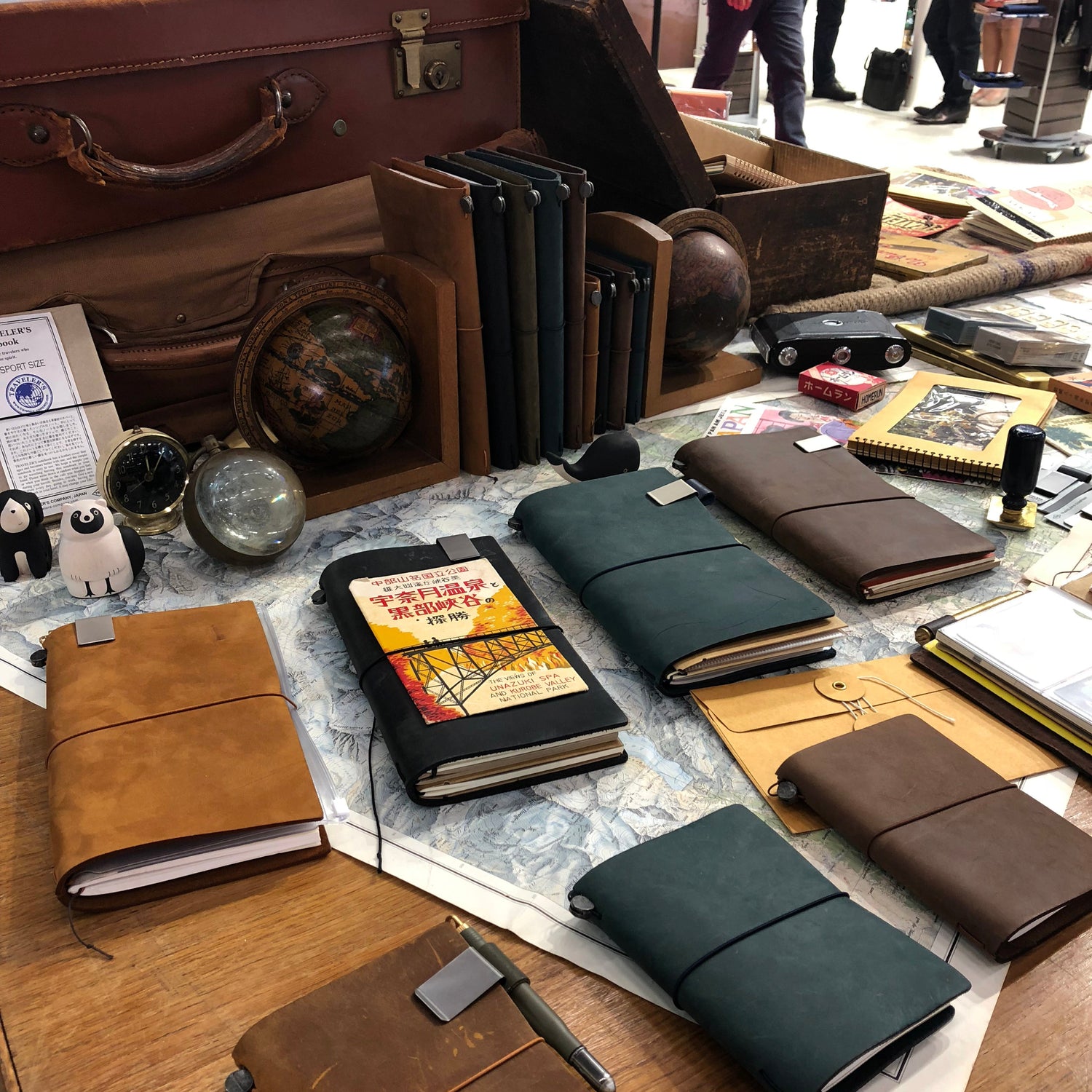 Carnets TRAVELER'S notebook et accessoires en flat-lay