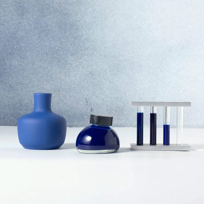 Ink - Colour specimen 207 - Empty Vase