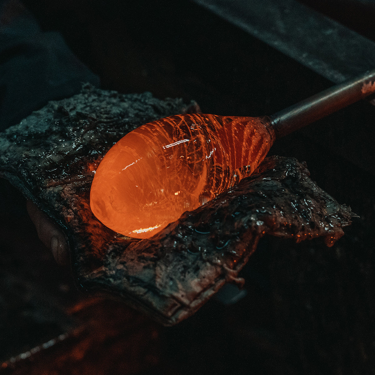 Classic Renaissance Paperweight – Glass – Dew Glow