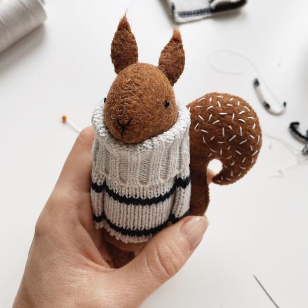 Peluche - Ecureuil avec pull marin - PELUCHES