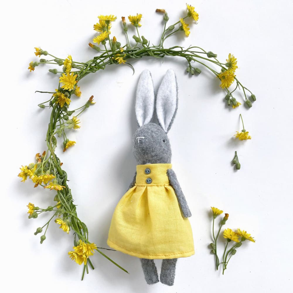Peluche - Lapine avec robe jaune - PELUCHES