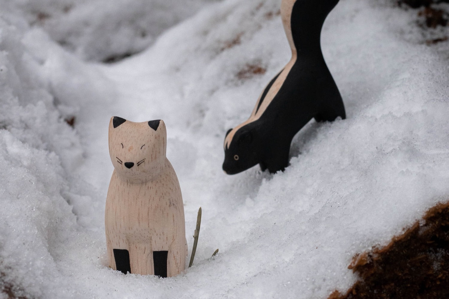 Figurines en bois T-LAB chat et mouffette dans la neige