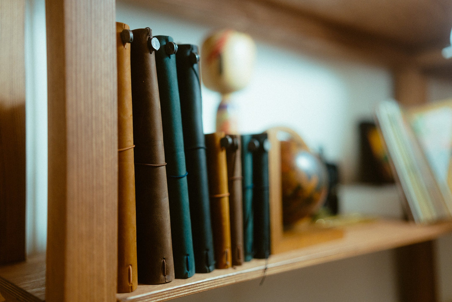 Couvertures TRAVELER'S notebook en cuir alignées, TRAVELER'S COMPANY