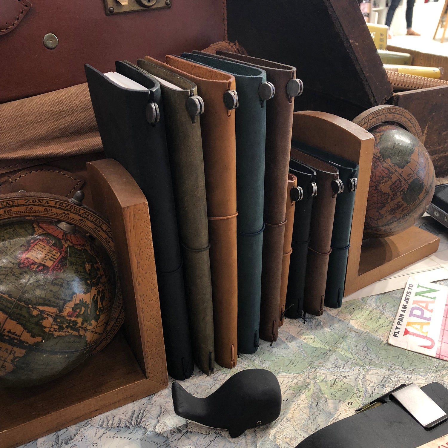 Carnets TRAVELER'S notebook entre serre-livres, ambiance voyage