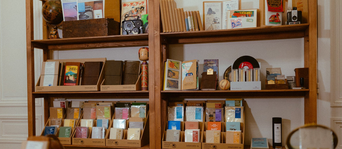 Étagères en bois avec carnets, recharges et papeterie TRAVELER'S COMPANY