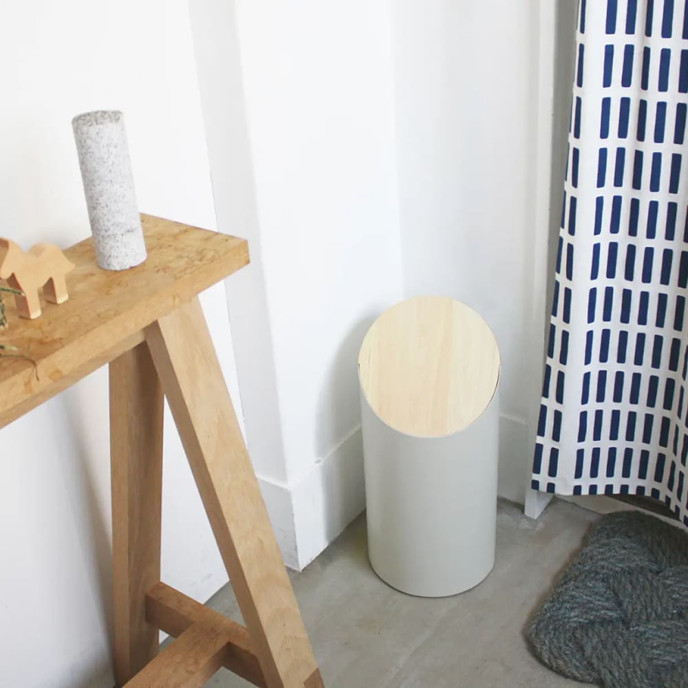 Couvercle en noyer pour corbeille ’SWING BIN’ - M - CORBEILLE À PAPIER