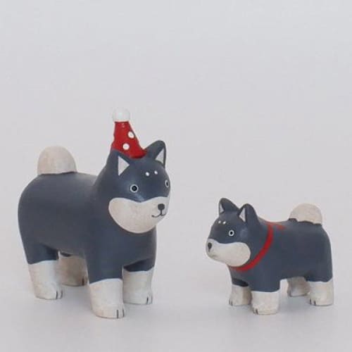 Figurine en bois - Chiot Shiba inu avec chapeau de fête - FIGURINES EN BOIS