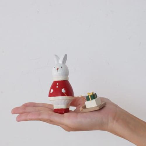 Figurine en bois Noël - Lapin avec cadeau de Noël - FIGURINES EN BOIS