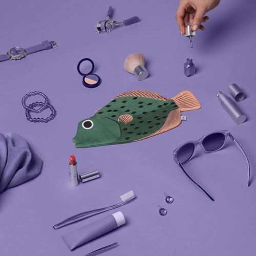 Dans le sac, un poisson