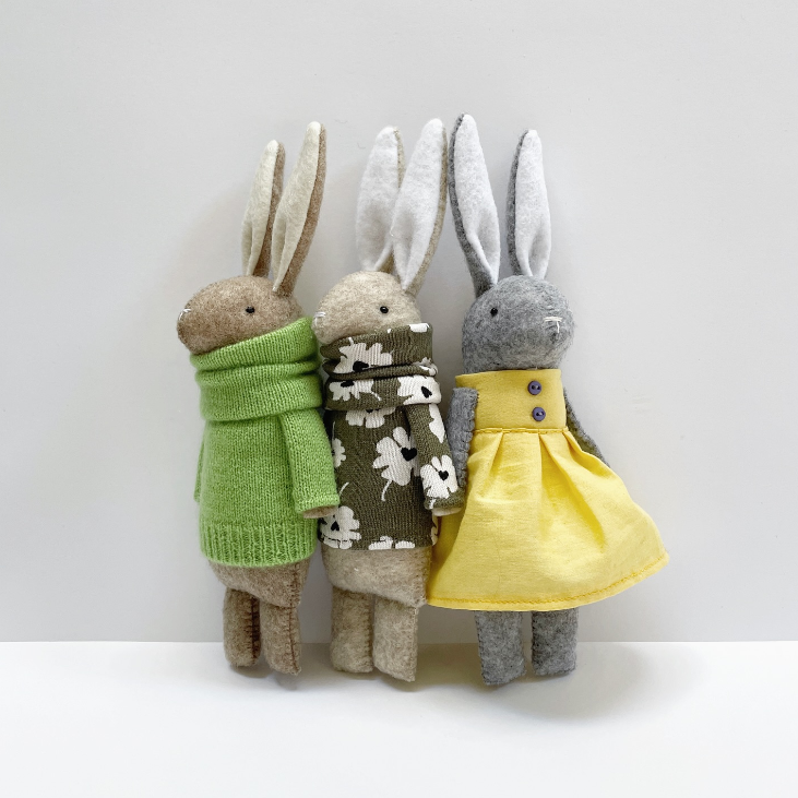 Peluche - Lapine avec col roulé fleuri