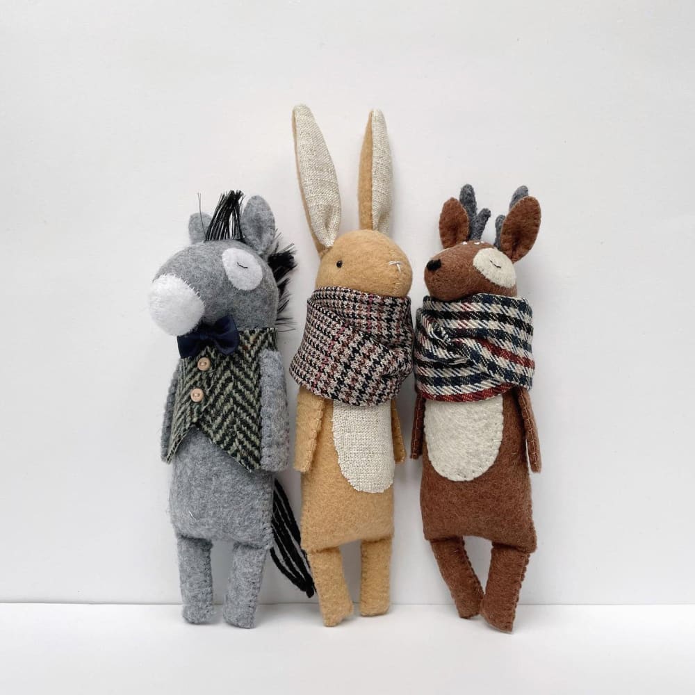 Peluche - Âne gris avec veston - PELUCHES