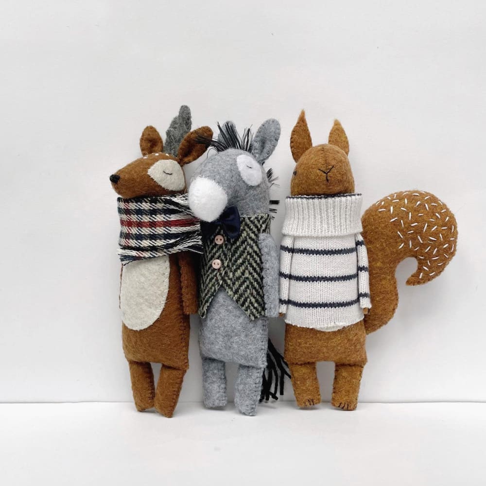 Peluche - Ecureuil avec pull marin - PELUCHES