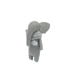 Plüschtier - Elefant mit grauem Schal