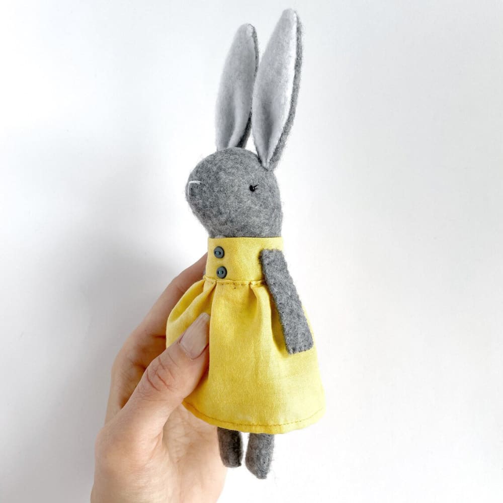 Peluche - Lapine avec robe jaune - PELUCHES