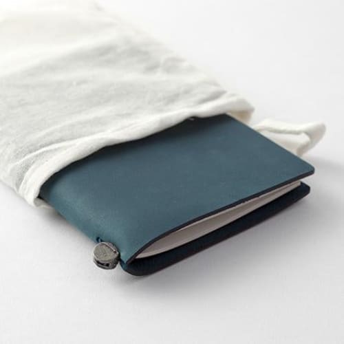 TRAVELER’S notebook - cuir bleu (passeport) TRAVELER’S NOTEBOOK COVER