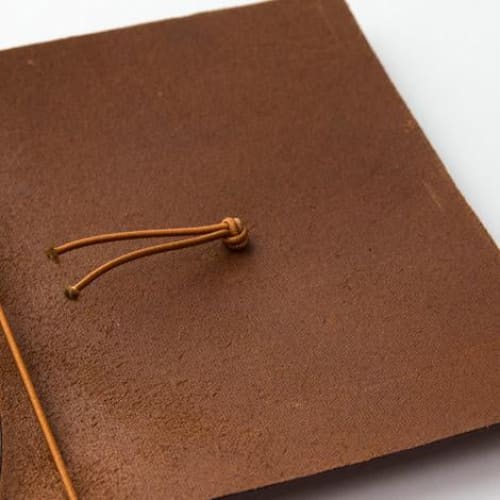 TRAVELER’S notebook - cuir camel (passeport) TRAVELER’S NOTEBOOK COVER