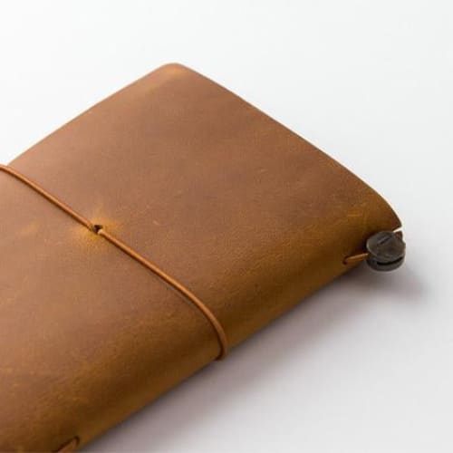 TRAVELER’S notebook - cuir camel (passeport) TRAVELER’S NOTEBOOK COVER