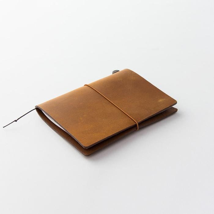 TRAVELER’S notebook - cuir camel (passeport) TRAVELER’S NOTEBOOK COVER